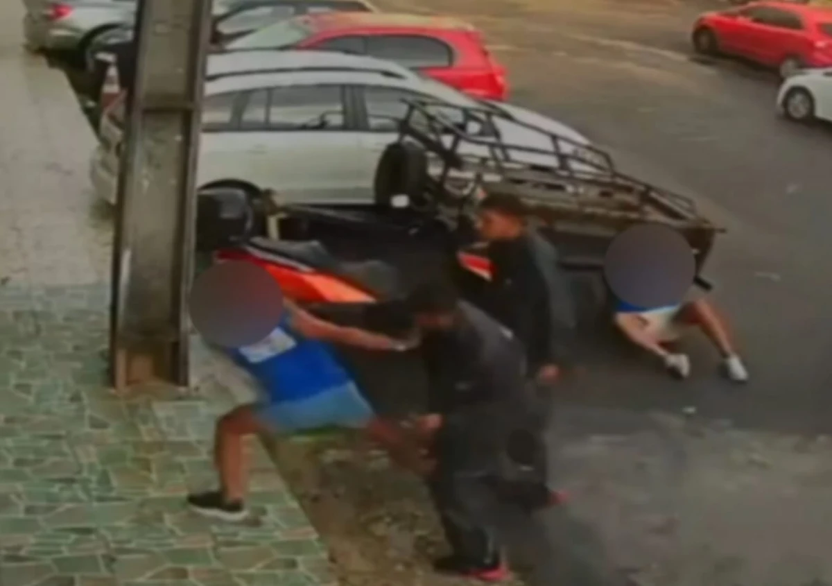 Mototaxistas que agrediram dois homens no Carnaval foram presos por tentativa de homicídio e homofobia nesta terça-feira (17) por Redes Sociais