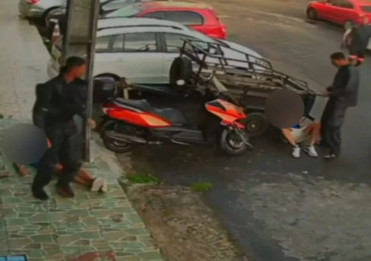 Mototaxistas que agrediram dois homens no Carnaval foram presos por tentativa de homicídio e homofobia nesta terça-feira (17) por Redes Sociais