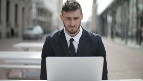 REDUZINDO RASTROS: Especialistas recomendam que, em casos de extrema necessidade, o uso de computadores públicos seja feito apenas em abas anônimas, que não salvam histórico, cookies ou dados de formulário após o fechamento por Pexels, Olly