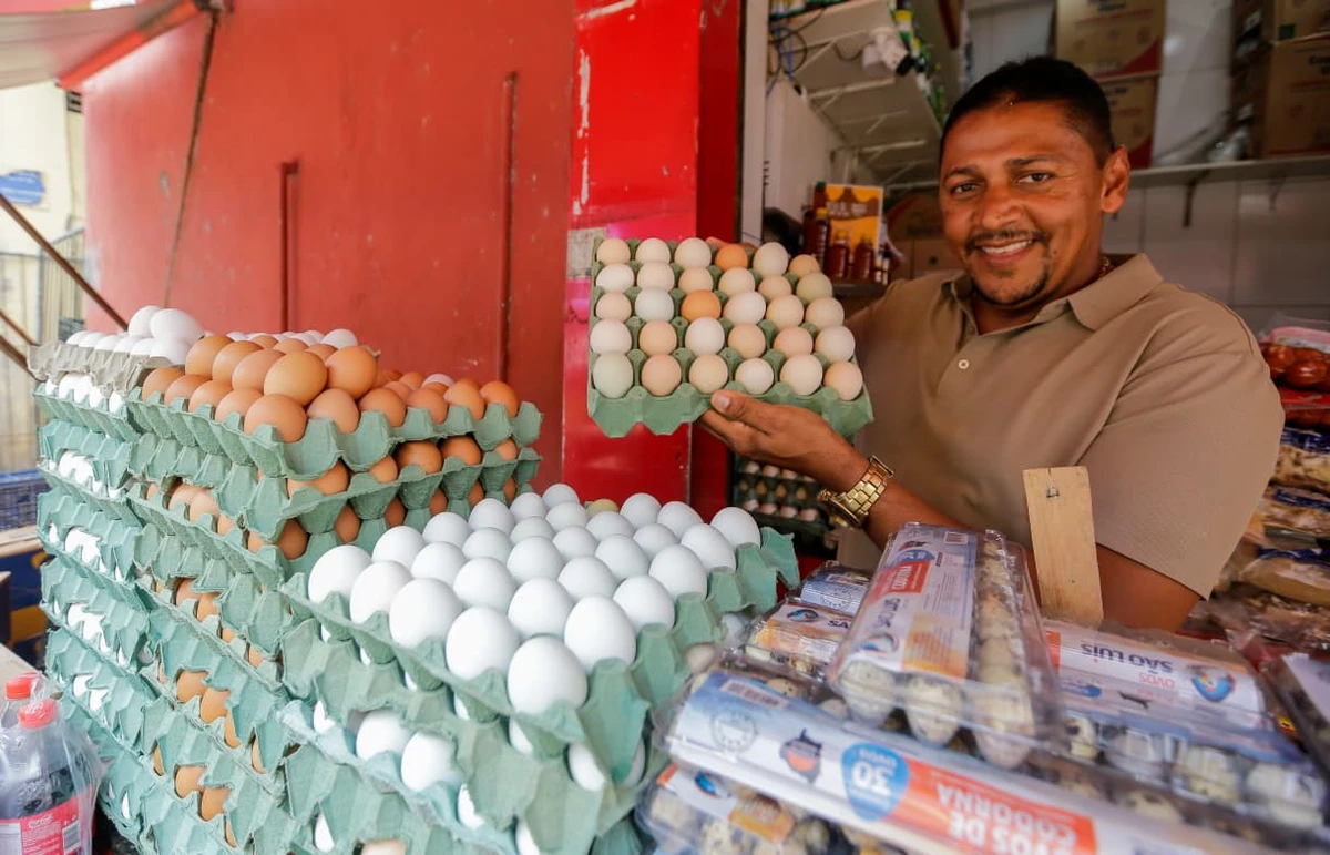 Placa de 30 ovos custa entre R$ 17,99 e R$ 34,99, segundo levantamento feito no Preço da Hora no dia 17 de março de 2026 por Arisson Marinho/CORREIO