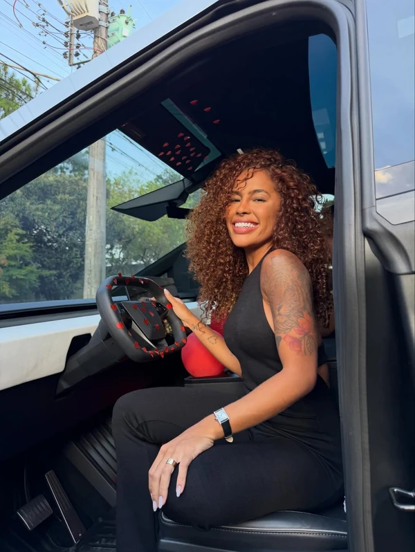 Sthe Matos ganhou presentes de luxo de Kevi Jonny no primeiro ano de casados por Reprodução/Instagram