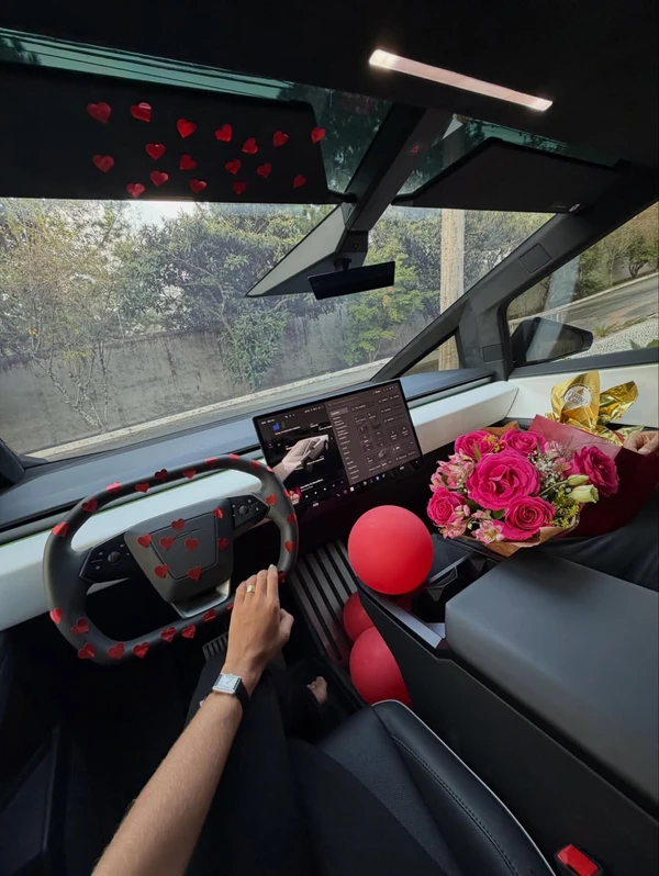 Sthe Matos ganhou presentes de luxo de Kevi Jonny no primeiro ano de casados por Reprodução/Instagram