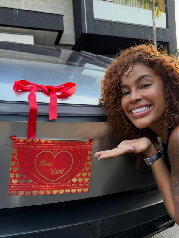 Sthe Matos ganhou presentes de luxo de Kevi Jonny no primeiro ano de casados por Reprodução/Instagram