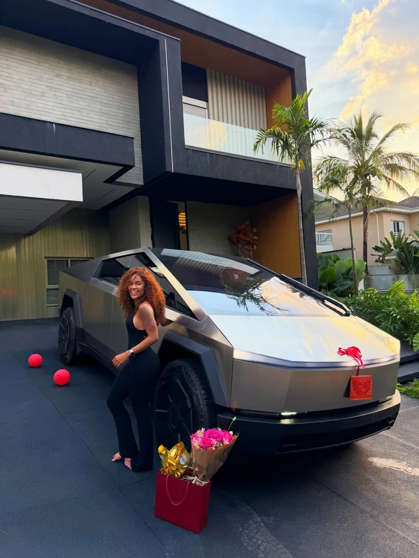 Sthe Matos ganhou presentes de luxo de Kevi Jonny no primeiro ano de casados por Reprodução/Instagram