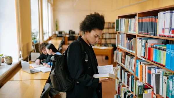 Se o dependente estiver cursando ensino superior ou escola técnica de segundo grau, a idade limite para a inclusão na declaração sobe para 24 anos