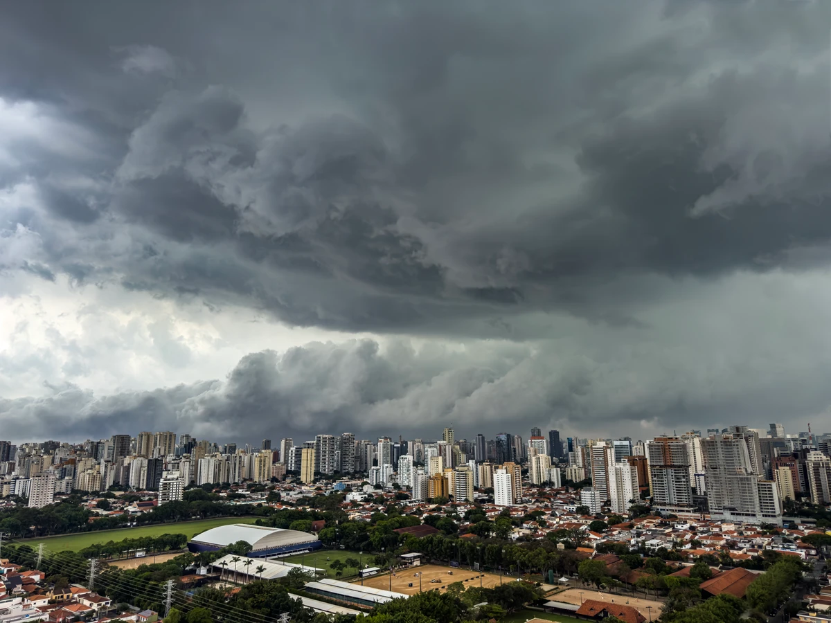 Frente fria provoca temporais e chuva forte avança pelo Brasil
