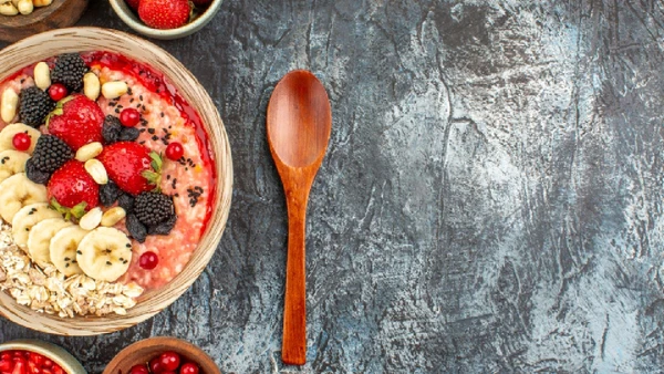 Já versões doces podem incluir nozes ou sementes, que acrescentam gorduras saudáveis e compostos antioxidantes reconhecidos por apoiar o funcionamento do cérebro