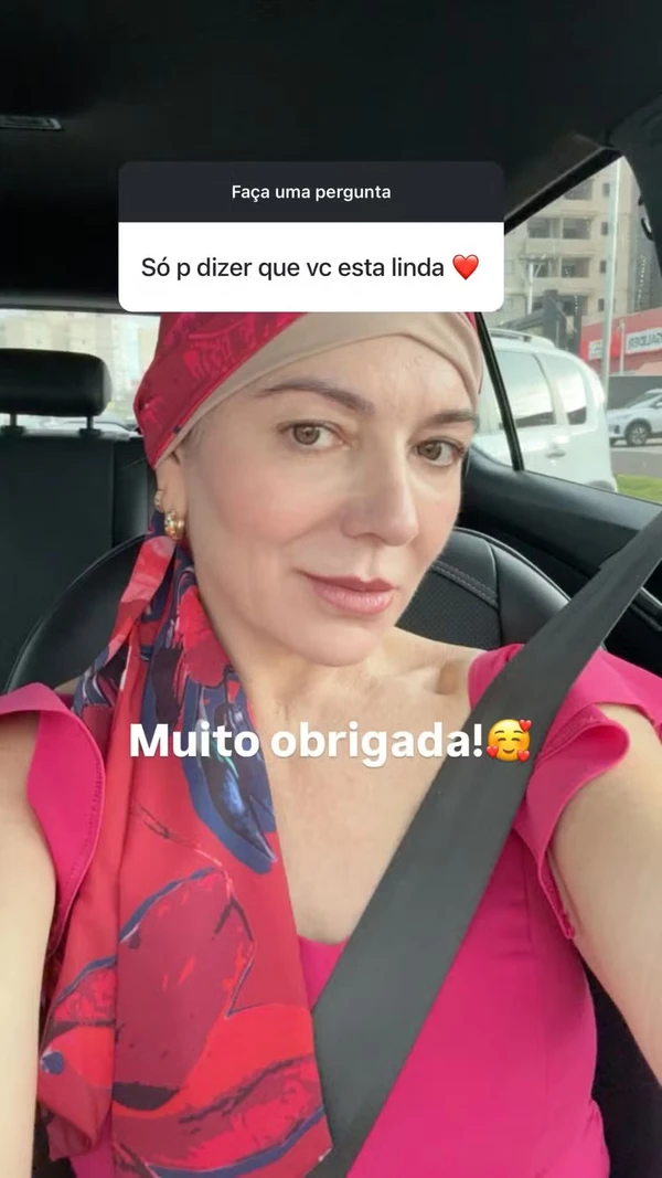 Mãe de Lucas Lucco mostra cabelo após diagnóstico de alopecia por Reprodução/Redes Sociais 