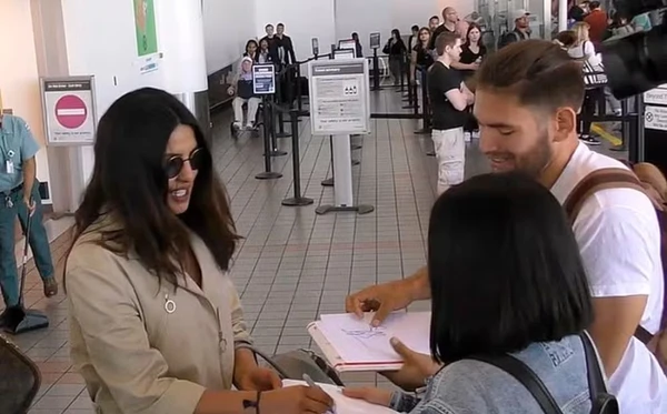 Priyanka Chopra ao lado dos supostos fãs falsos