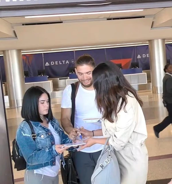 Priyanka Chopra ao lado dos supostos fãs falsos por Reprodução