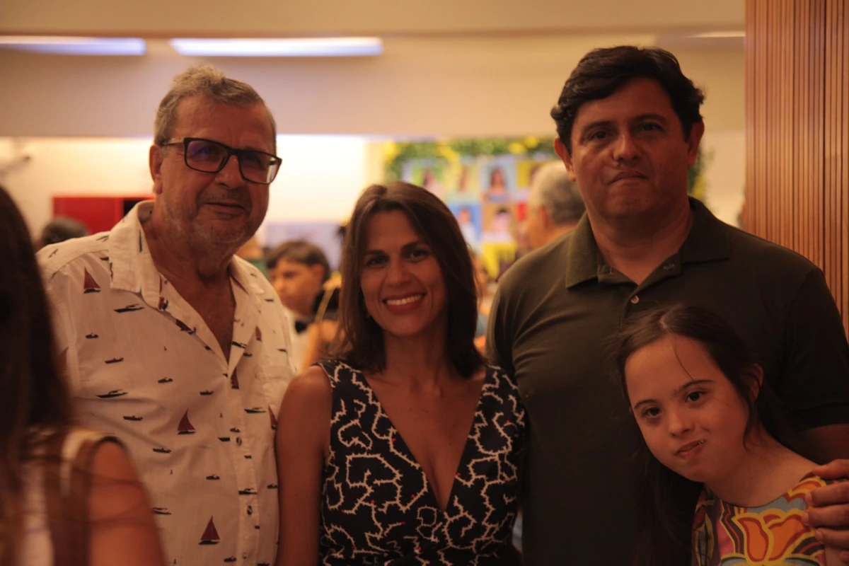 Mariana Sá com o marido Adriano, a filha Helena e seu avô por Sora Maia