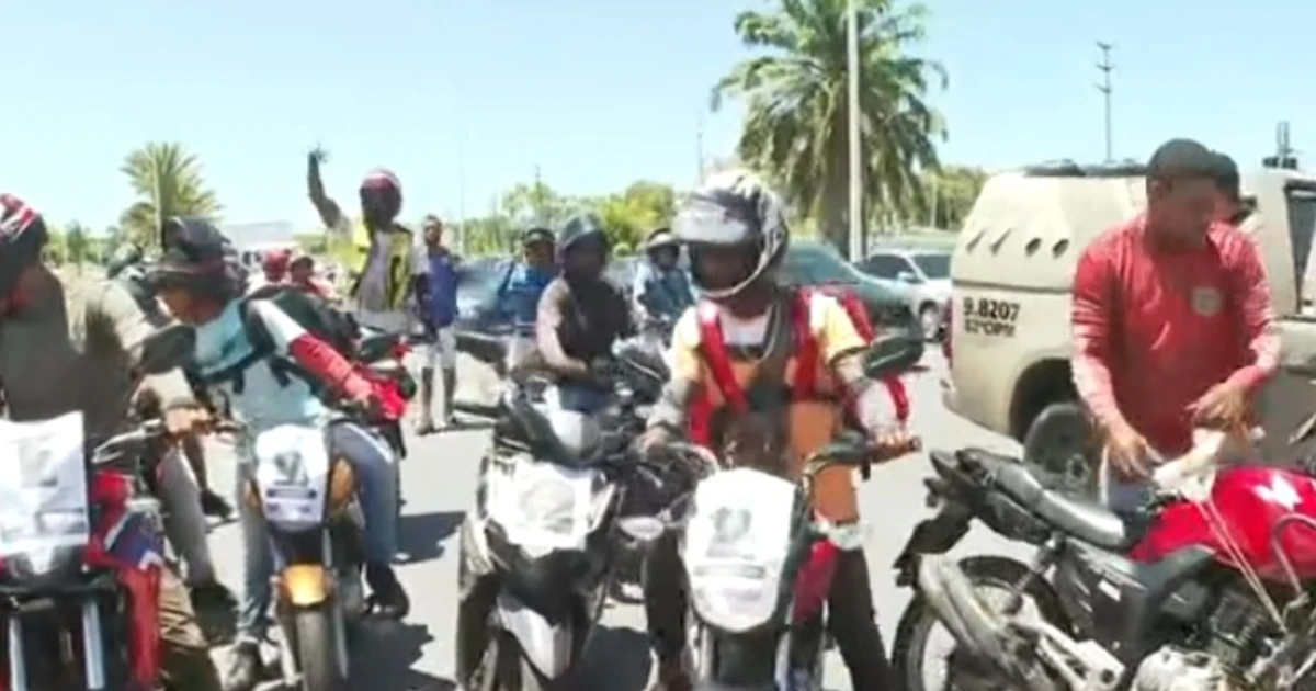 Imagem - Familiares e amigos fazem protesto após uma semana do desaparecimento da adolescente Thamiris