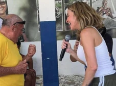 Imagem - Claudia Leitte visita e canta em casa de apoio no bairro do Calabetão, em Salvador