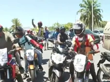 Imagem - Paralela travada: familiares e amigos fazem protesto após uma semana do desaparecimento da adolescente Thamiris