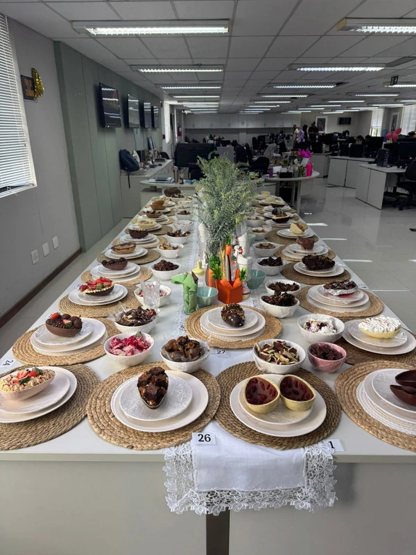 A mesa onde ficaram os ovos foi decorada com itens da Home Center Ferreira Costa