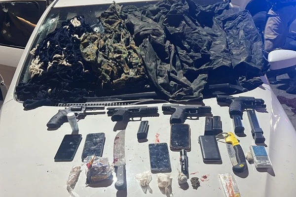 Armas, carregadores, munições e drogas foram apreendidos com o quarteto