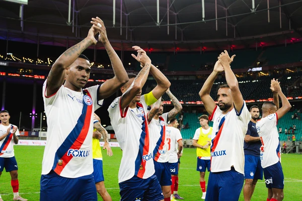 Elenco do Bahia saudando a torcida após triunfo contra o Bragantino