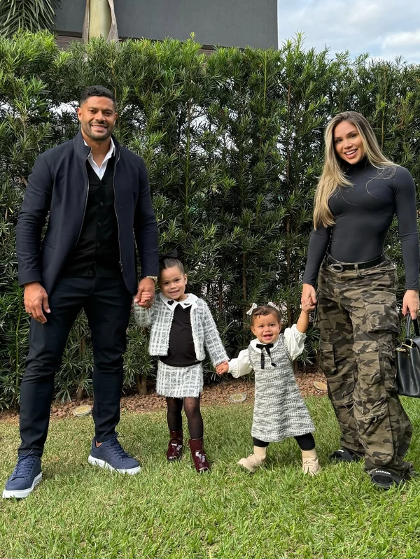Hulk, Camila Ângelo e as filhas do casal: Zaya, de 3 anos, e Aisha, de 1 ano por Reprodução/Instagram