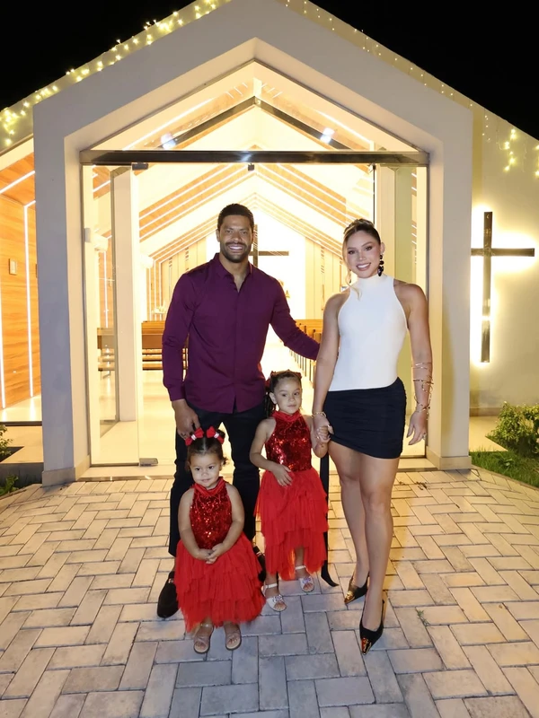 Hulk, Camila Ângelo e as filhas do casal: Zaya, de 3 anos, e Aisha, de 1 ano por Reprodução/Instagram