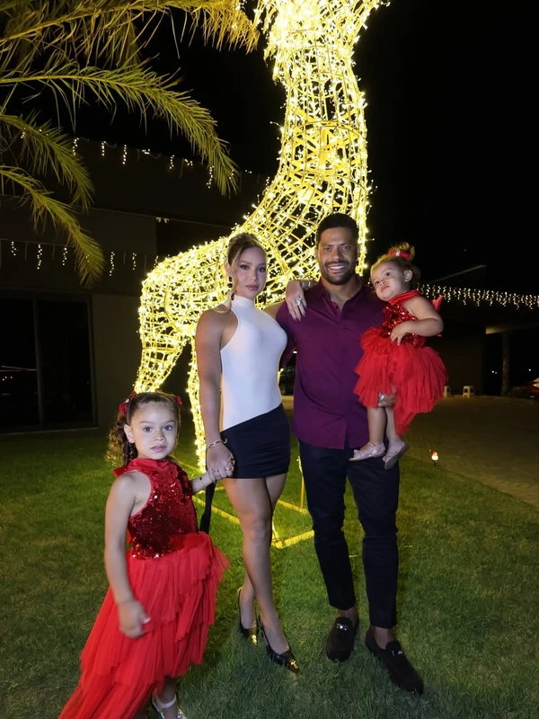 Hulk, Camila Ângelo e as filhas do casal: Zaya, de 3 anos, e Aisha, de 1 ano por Reprodução/Instagram
