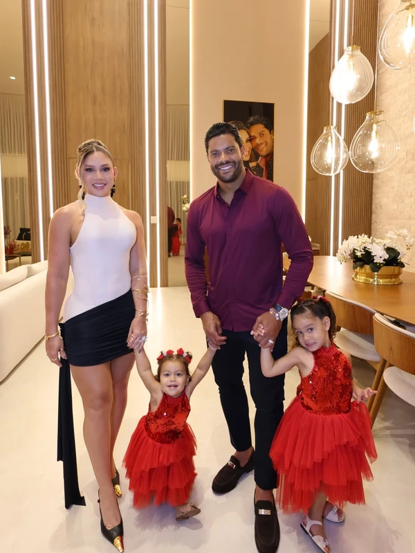 Hulk, Camila Ângelo e as filhas do casal: Zaya, de 3 anos, e Aisha, de 1 ano por Reprodução/Instagram