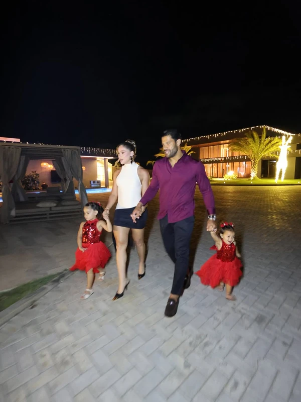 Hulk, Camila Ângelo e as filhas do casal: Zaya, de 3 anos, e Aisha, de 1 ano por Reprodução/Instagram