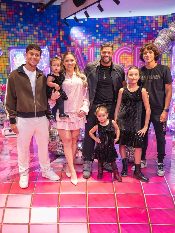 Hulk com a esposa, Camila Ângelo, e os cinco filhos: Ian, Tiago, Alice, Zaya e Aisha por Reprodução/Instagram
