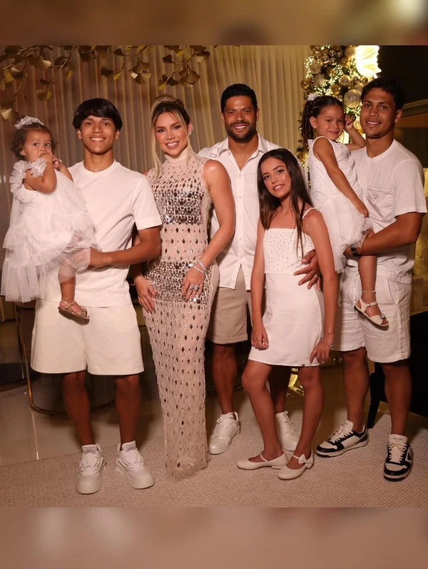 Hulk com a esposa, Camila Ângelo, e os cinco filhos: Ian, Tiago, Alice, Zaya e Aisha por Reprodução/Instagram
