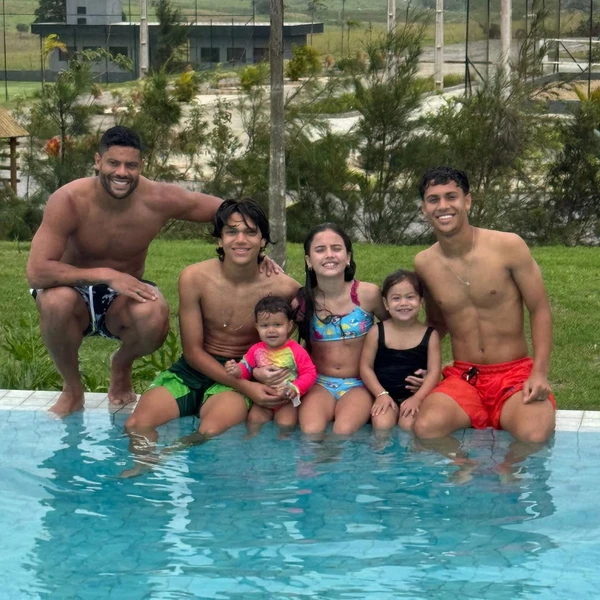 Hulk com os cinco filhos: Ian, Tiago, Alice, Zaya e Aisha por Reprodução/Instagram