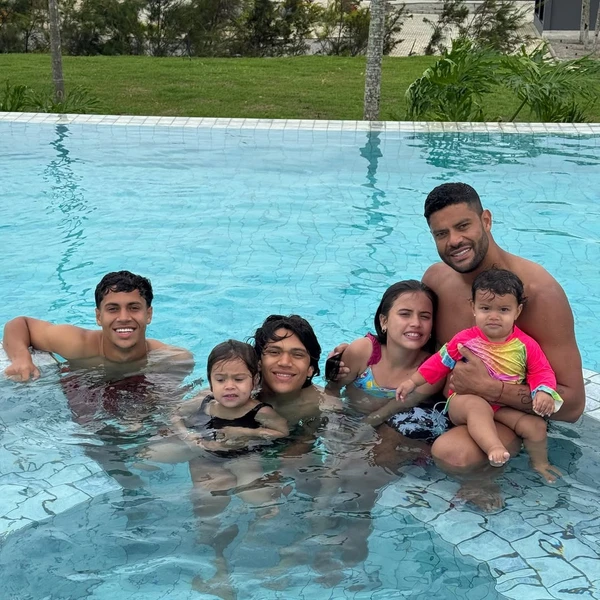 Hulk com os cinco filhos: Ian, Tiago, Alice, Zaya e Aisha por Reprodução/Instagram