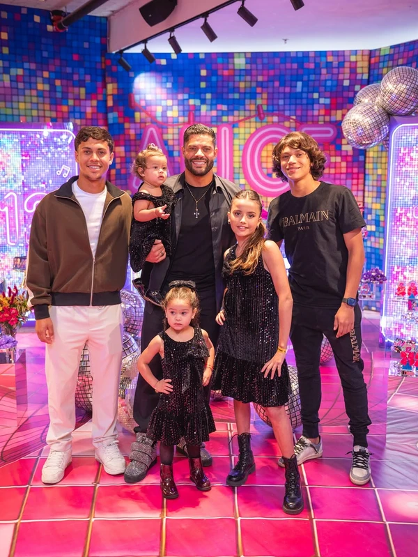 Hulk com os cinco filhos: Ian, Tiago, Alice, Zaya e Aisha por Reprodução/Instagram