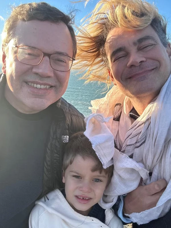 João Emanuel Carneiro, Carmo Dalla Vecchia e o filho por Reprodução/Redes Sociais 