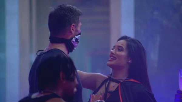 Jonas Sulzbach e Jordana trocam beijos no BBB 26 durante Festa do Líder de Alberto Cowboy 