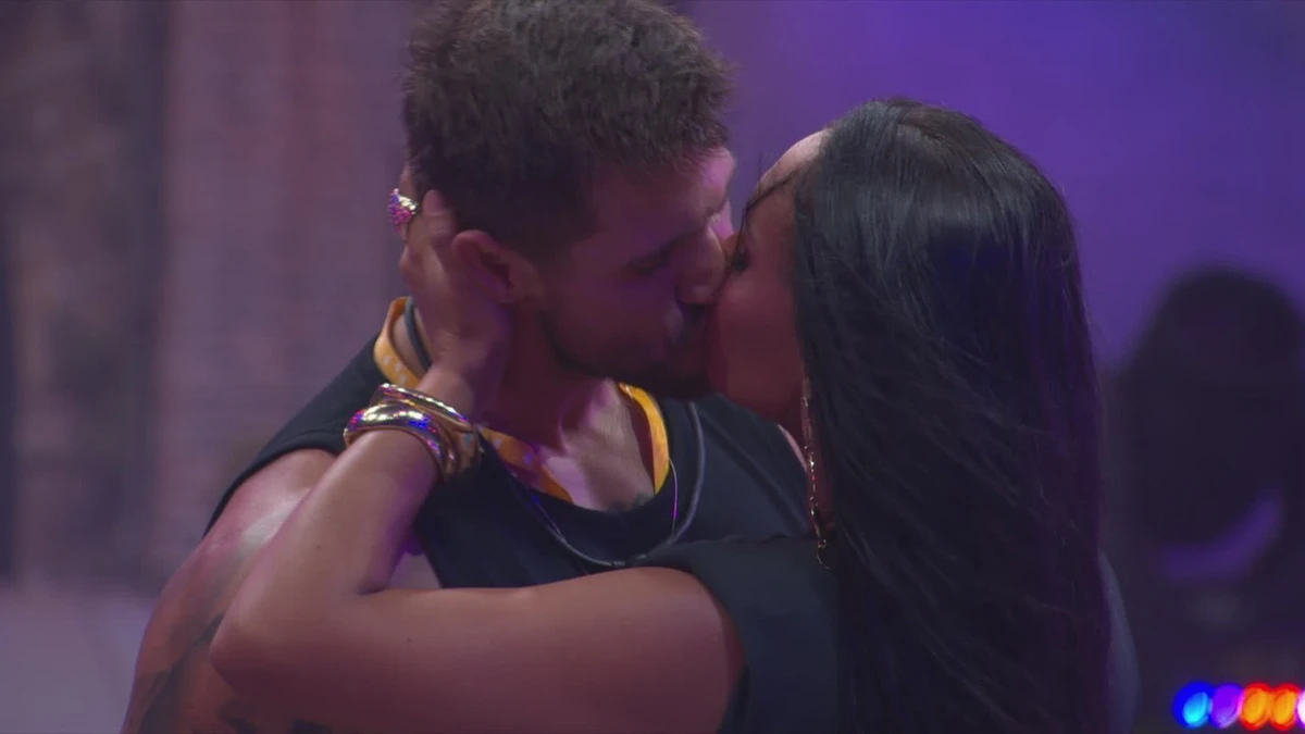 Jonas Sulzbach e Jordana trocam beijos no BBB 26 durante Festa do Líder de Alberto Cowboy por Reprodução/TV Globo 