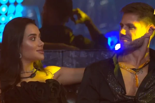 Jonas Sulzbach e Jordana trocam beijos no BBB 26 durante Festa do Líder de Alberto Cowboy por Reprodução/TV Globo 