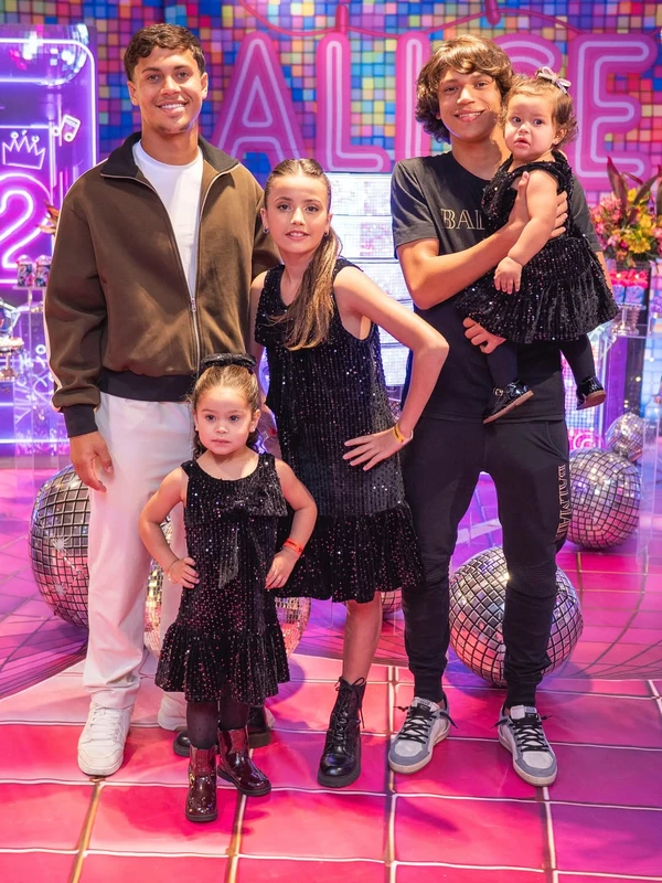 Os cinco filhos de Hulk: Ian, Tiago, Alice, Zaya e Aisha por Reprodução/Instagram