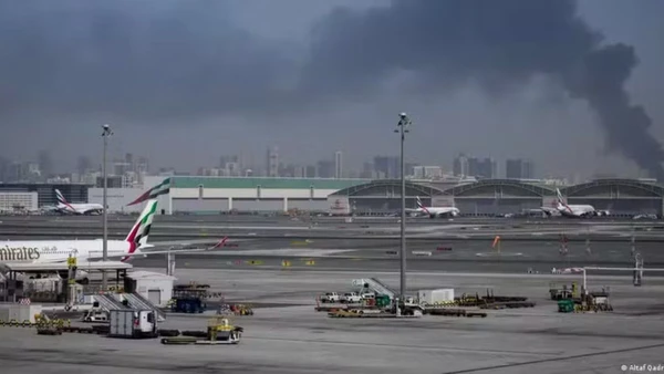 EFEITO CASCATA: O fechamento estratégico de espaços aéreos no Oriente Médio provoca um gargalo logístico que impacta conexões globais e aumenta o tempo médio de viagem entre continentes