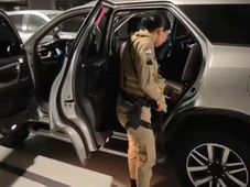 Imagem - Operação que mira tráfico e lavagem de dinheiro prende suspeitos e apreende carro de luxo na Bahia