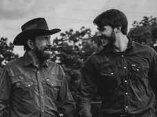 Imagem - Filho de Chuck Norris faz homenagem emocionante após morte do ator: 'Sentirei sua falta para sempre'