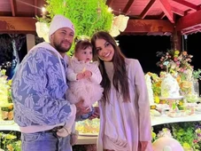 Imagem - Amanda Kimberlly deixa mansão dada por Neymar à filha Helena após fãs de Bruna Biancardi vazarem endereço
