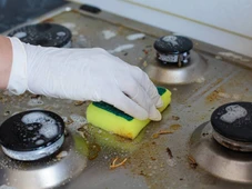 Imagem - Adeus, bucha e detergente: a solução para limpar a gordura da cozinha em 5 minutos