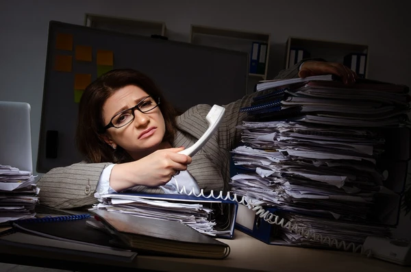 A exclusão silenciosa de decisões estratégicas pode configurar violência psicológica indireta, com impactos reais na saúde mental dos trabalhadores.