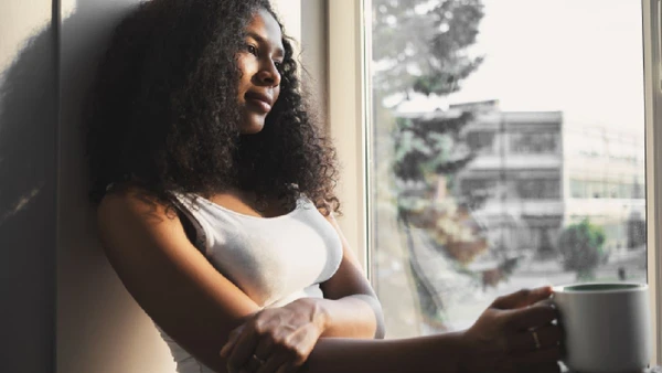 A exposição à luz cedo ajuda o corpo a entender quando é hora de acordar e promove estabilidade no estado de alerta, afirma o estudo