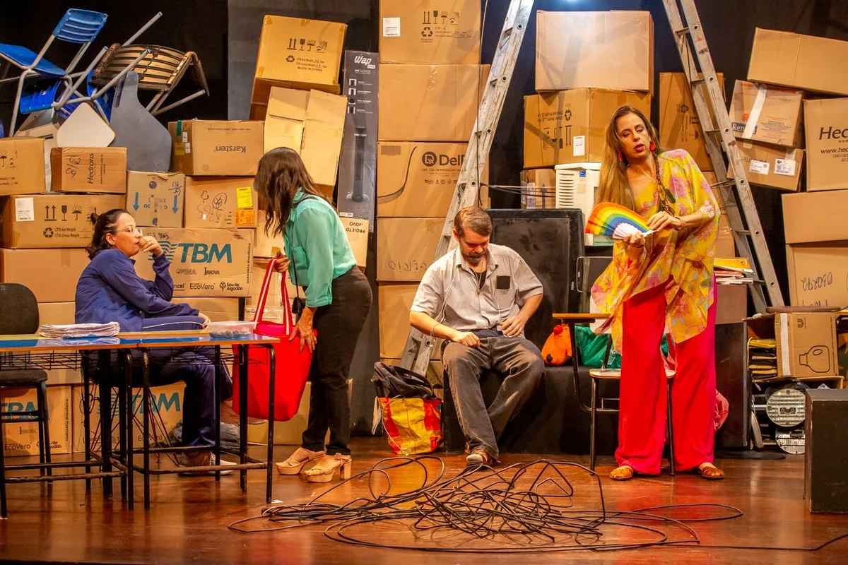 “A Revolta dos Pinguins” volta a Salvador com humor e reflexão sobre o sistema educacional por Divulgação