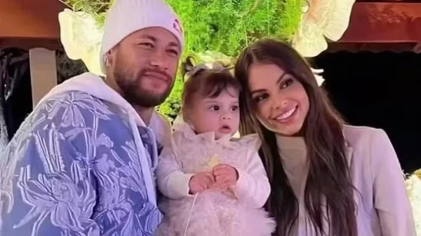 Amanda Kimberlly e Helena, sua filha com Neymar por Reprodução/Instagram