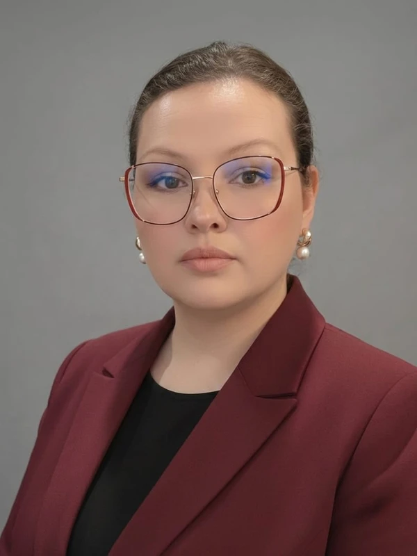 Karla Kariny Krefer é advogada trabalhista e professora da Escola Superior de Gestão Pública, Política, Jurídica e de Segurança do Centro Universitário Internacional – UNINTER