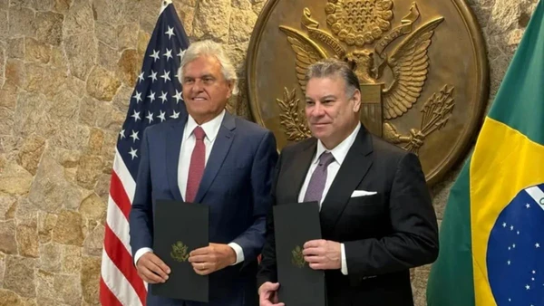 O governador Ronaldo Caiado e representantes do governo americano formalizam o memorando para exploração de minerais críticos, consolidando uma agenda de cooperação internacional independente do governo federal.