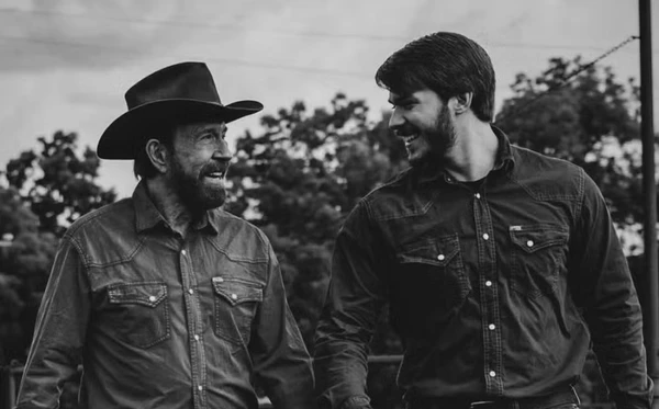 Chuck Norris com o filho Dakota Norris