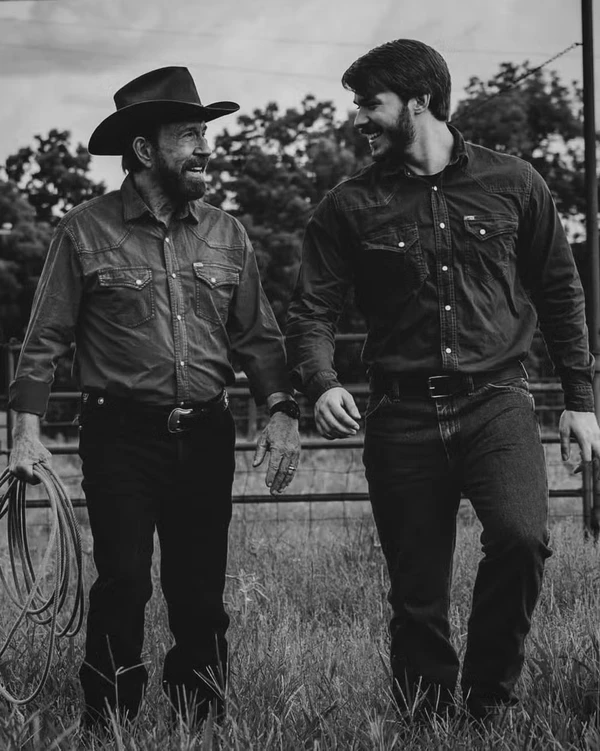 Chuck Norris com o filho Dakota Norris por Reprodução/Instagram