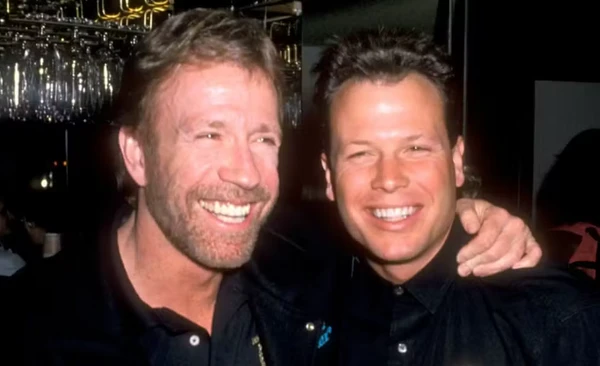 Chuck Norris com seu filho Eric Norris por Reprodução